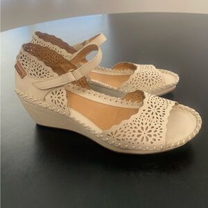 Pikolinos Women’s Size 39 Leather Wedge Sandals. Cream color.